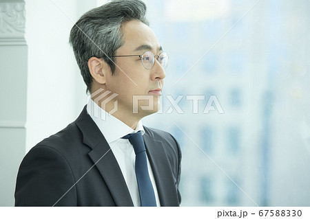 中年 会社員 サラリーマン 67588330