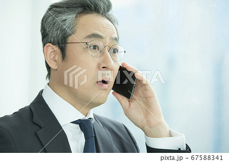 ビジネス ビジネスマン 驚く 67588341