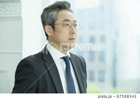 中年 会社員 サラリーマン 67588343