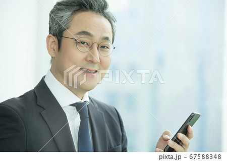 ビジネス ビジネスマン 笑顔 67588348