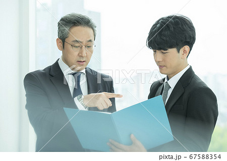 ビジネス ビジネスマン 確認 67588354