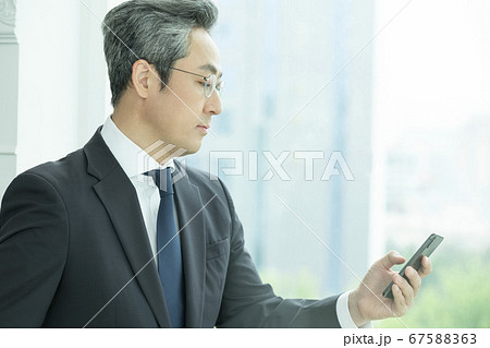 ビジネス ビジネスマン 携帯電話 67588363