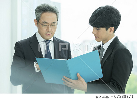 ビジネス ビジネスマン 上司 67588371