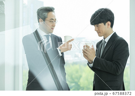 ビジネス ビジネスマン コーヒー 67588372