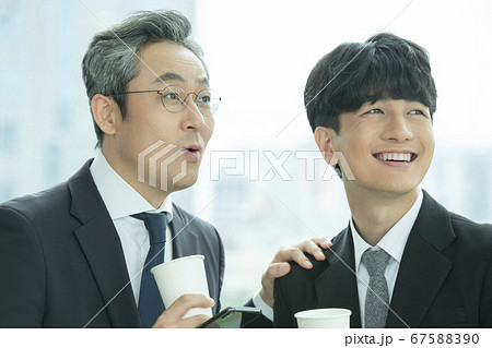 ビジネスマン 上司 コーヒー 67588390