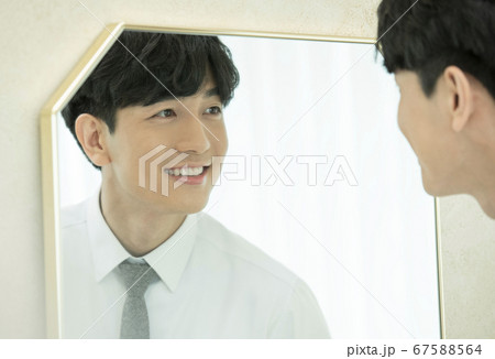 鏡 サラリーマン ビジネスマン 67588564