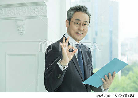 ビジネス ビジネスマン 確認 67588592