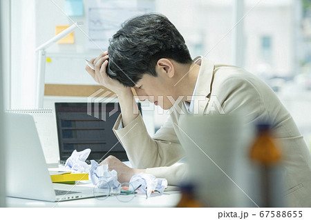 ビジネス ビジネスマン ノートパソコン 67588655