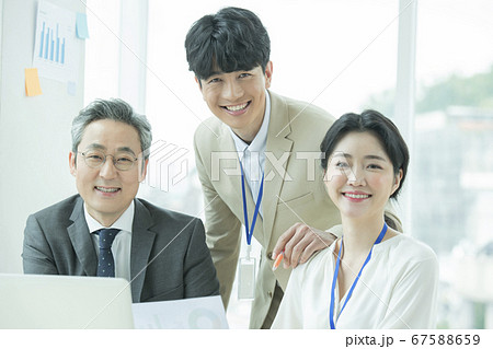 ビジネス ビジネスマン ビジネスウーマン 67588659