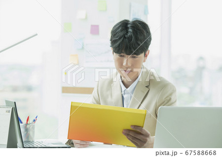 ビジネス ビジネスマン 確認 67588668