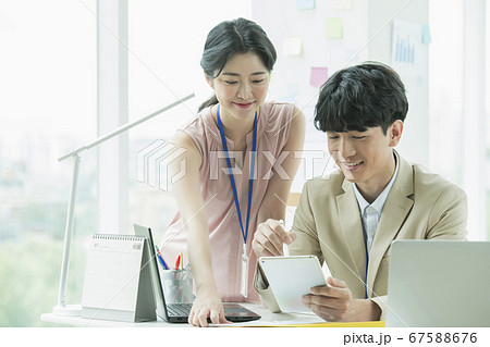 ビジネス ビジネスマン ビジネスウーマン 67588676