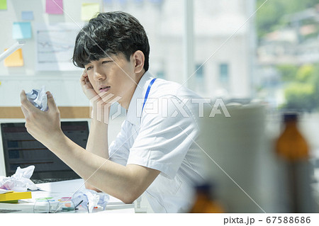 ビジネス ビジネスマン 苦悩 67588686