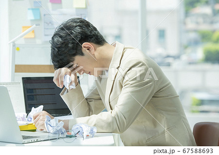 ビジネス ビジネスマン 疲労 67588693