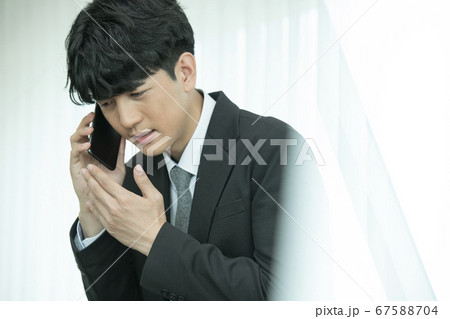 ビジネス ビジネスマン 携帯電話 67588704