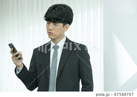 ビジネス ビジネスマン 確認 67588707
