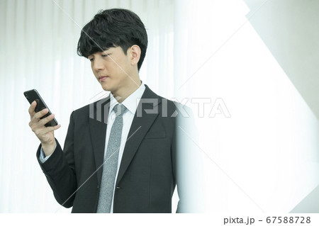 ビジネス ビジネスマン 確認 67588728