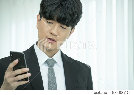 ビジネス ビジネスマン 確認 67588735