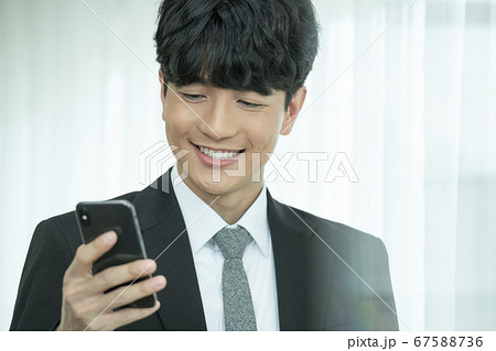 ビジネス ビジネスマン 確認 67588736