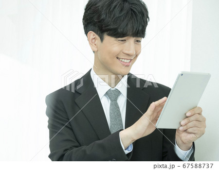 ビジネス ビジネスマン 確認 67588737