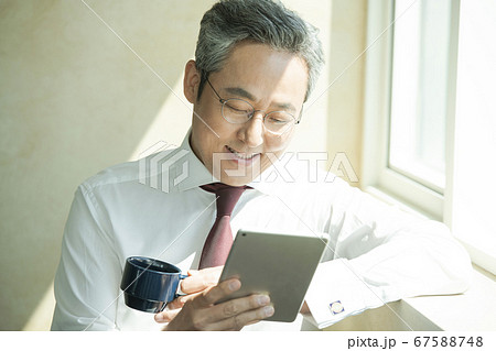 ビジネス ビジネスマン コーヒー 67588748