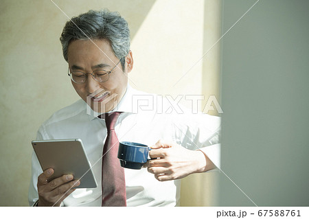 ビジネス ビジネスマン コーヒー 67588761