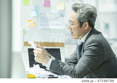 ビジネス ビジネスマン 苦悩 67588788
