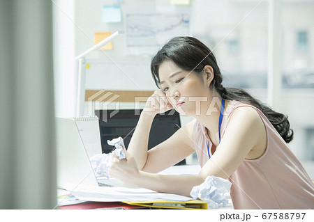 ビジネス ビジネスウーマン 苦悩 67588797