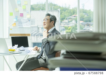 ビジネス ビジネスマン ノートパソコン 67588798