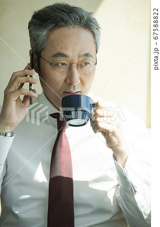 ビジネス ビジネスマン コーヒー 67588822