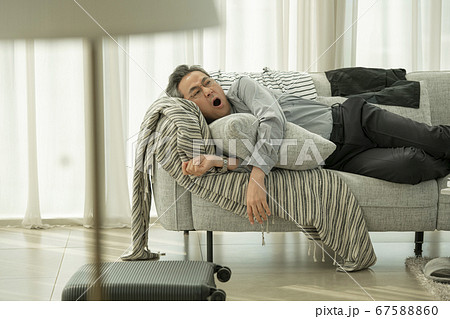 サラリーマン 眠気 休憩 67588860