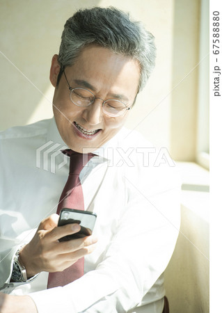 ビジネス ビジネスマン 笑顔 67588880