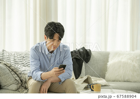 ビジネス サラリーマン 自宅 67588904
