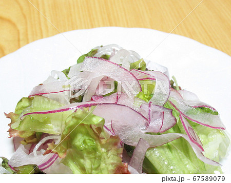 サニーレタスと紫たまねぎのサラダの写真素材