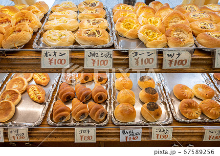 昔ながらの街のパン屋さん 67589256