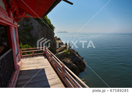 《広島県》磐台寺 阿伏兎観音堂の風景、青空と瀬戸内海 《広島県》磐台寺 阿伏兎観音堂の風景、青空と瀬戸内海 67589285