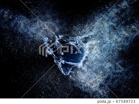 抽象的な水しぶきの3Dイラスト【黒背景】 67589723