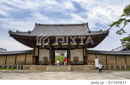 法隆寺の南大門から入る観光客 法隆寺の南大門から入る観光客 67589837