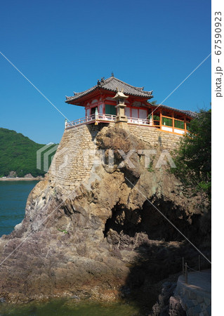 《広島県》晴れの日、磐台寺　阿伏兎観音の風景 67590923