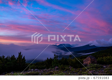 雲海に包まれる山々 雲海に包まれる山々 67591083