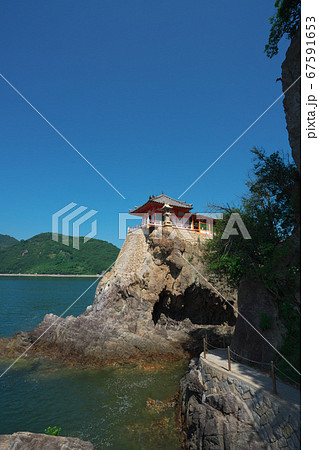 《広島県》磐台寺　阿伏兎観音堂の風景、青空と瀬戸内海 67591653