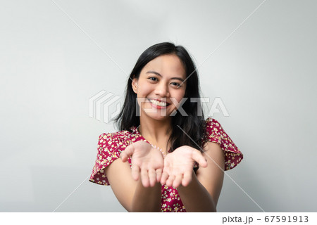 Woman in chinese style open the palm of the hand Woman in chinese style open the palm of the hand 67591913