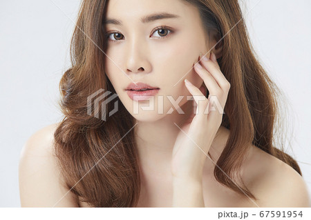 綺麗　女性　ビューティー　スキンケア　白バック　人物　素材 67591954