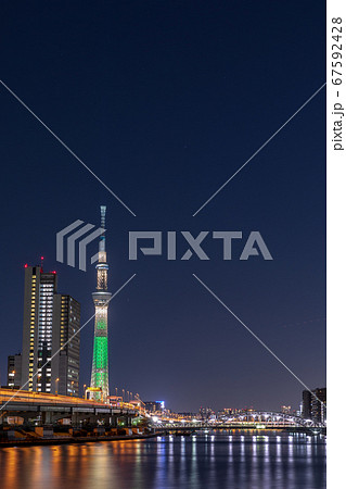 東京スカイツリー　汐入公園から眺めるシャンパンツリーライトアップ 67592428
