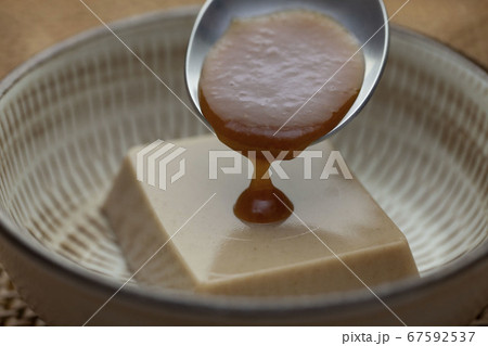 ゴマ豆腐のクローズアップ 67592537