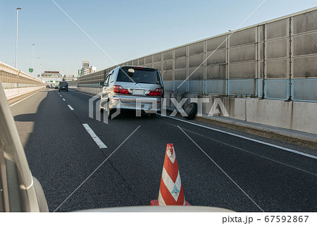 高速道路上の事故車両 67592867
