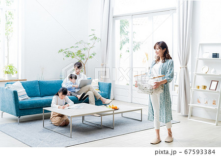 若い4人家族 仲良しの写真素材 67593384 Pixta