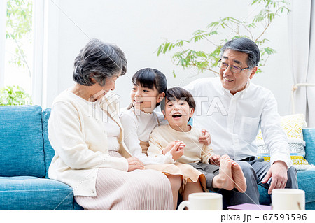 シニア夫婦、孫、 67593596