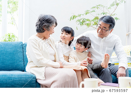 シニア夫婦、孫、 67593597