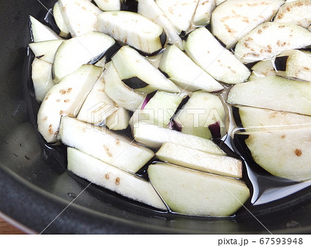 なすのあく抜き　料理の下ごしらえ 67593948