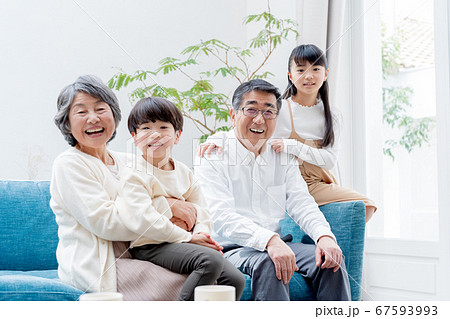 シニア夫婦と孫 67593993